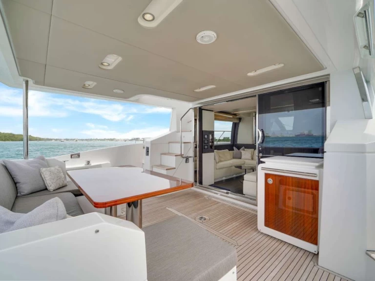 Lyx yacht för uthyrning Miami  till det bästa priset 