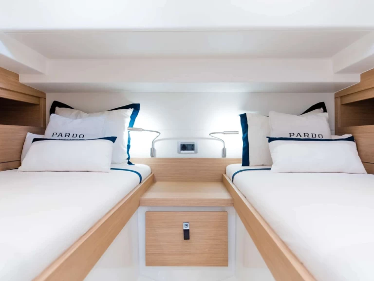 Uthyrning Lyx yacht Pardo Yachts med en båtlicens 