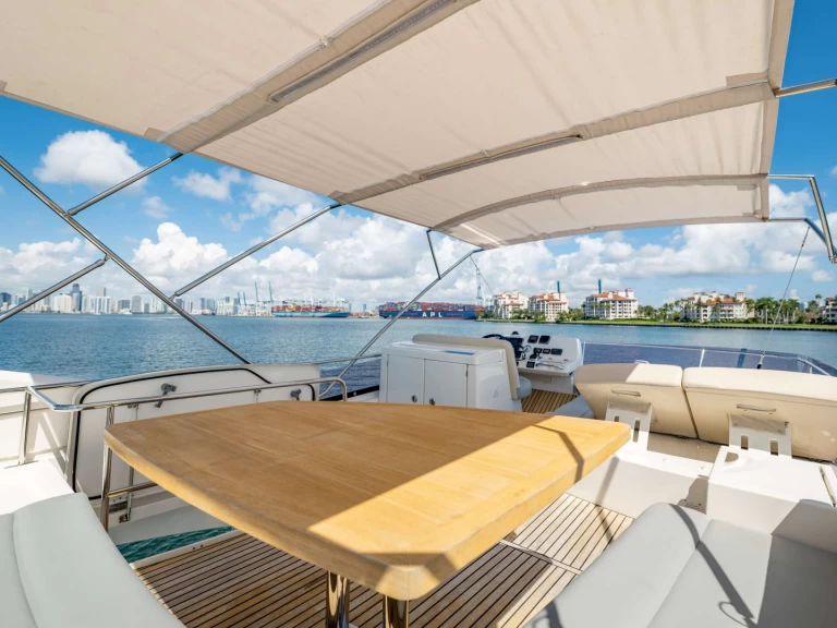 Prestige Yachts Whisky and Waves charter bareboat eller skeppad i Miami 