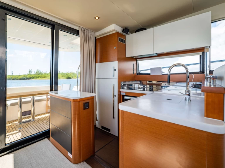 Hyr en Prestige Yachts Whisky and Waves Miami  