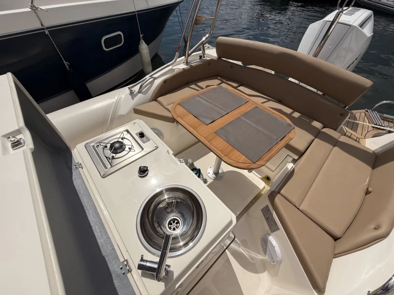 Uthyrning RIB Nuova Jolly med en båtlicens 