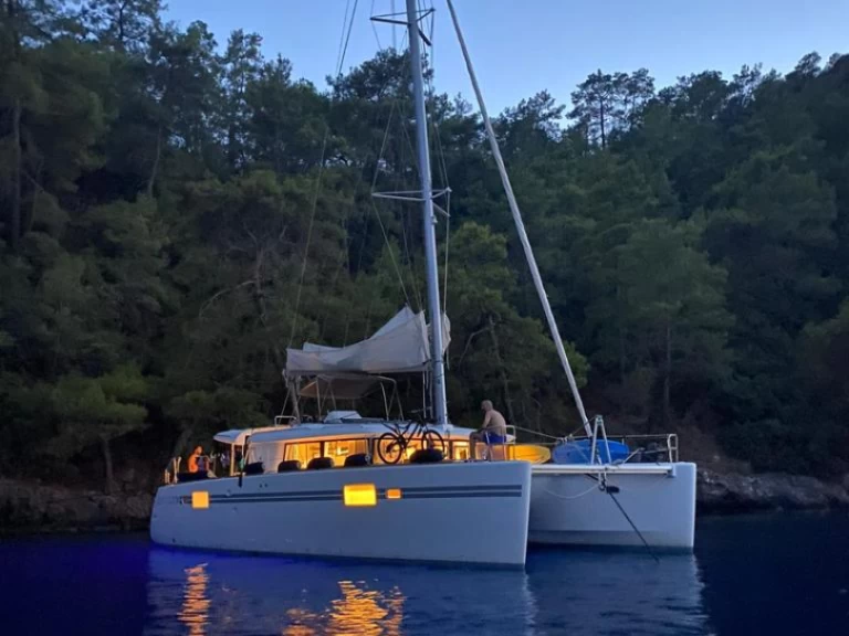 Lagoon 450F  Lagoon 450F  charter bareboat eller skeppad i Fethiye