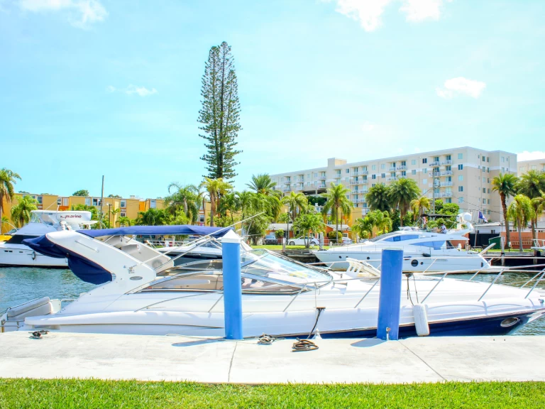 Régal Commodore 4260 charter bareboat eller skeppad i North Miami Beach