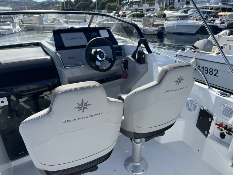 Jeanneau Cap Camarat 755 WA charter bareboat eller skeppad i Les Issambres