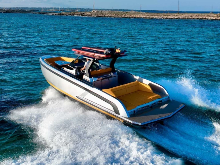 Vanquish VQ 40 charter bareboat eller skeppad i Ibiza Town