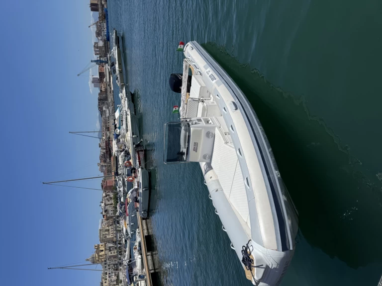 Uthyrning RIB Joker Boat med en båtlicens 