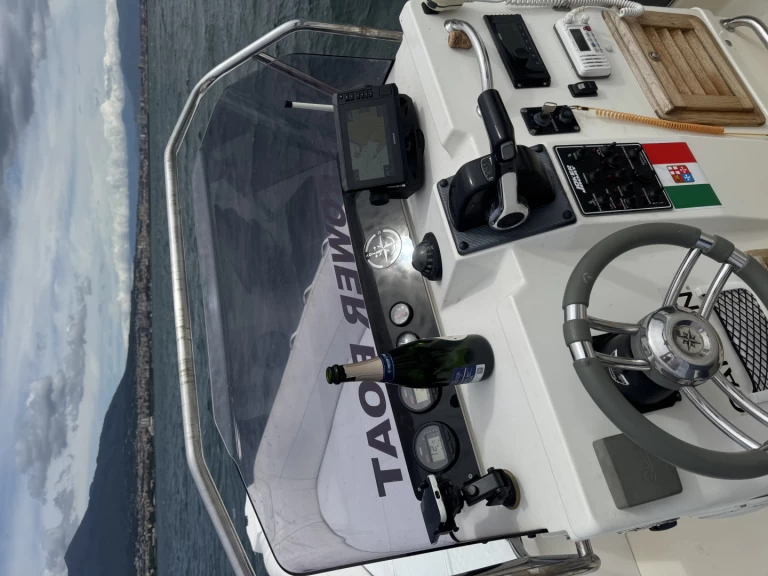 Uthyrning RIB Joker Boat med en båtlicens 