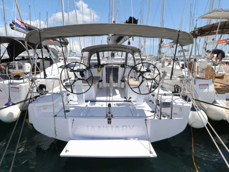 Bénéteau First 36 charter bareboat eller skeppad i Biograd Na Moru