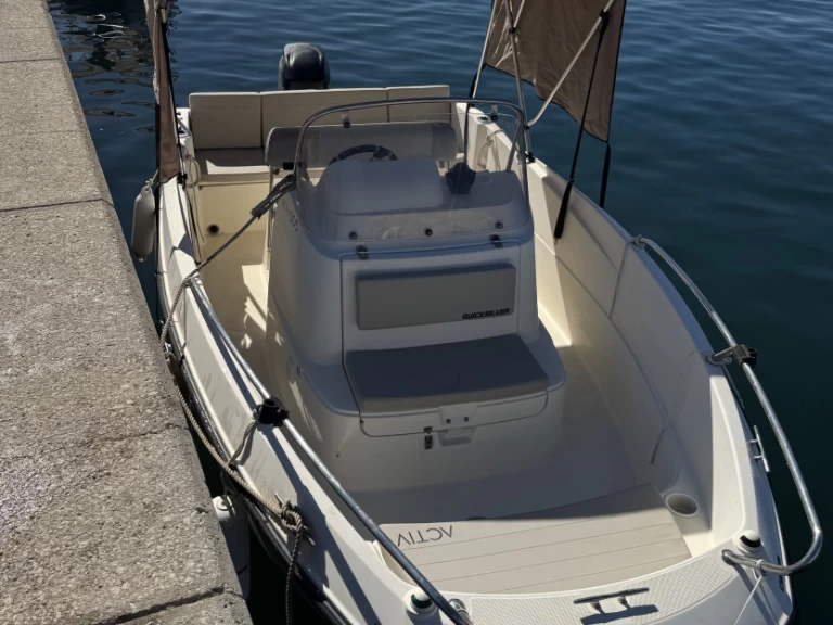 Uthyrning Motorbåt  Quicksilver med en båtlicens 