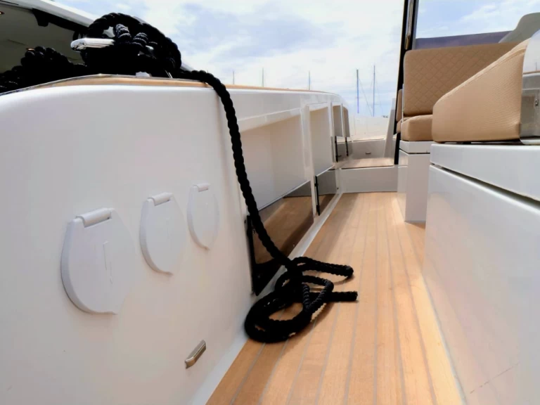 Lucky Wood Vicenzo 39 WA charter bareboat eller skeppad i Zadar