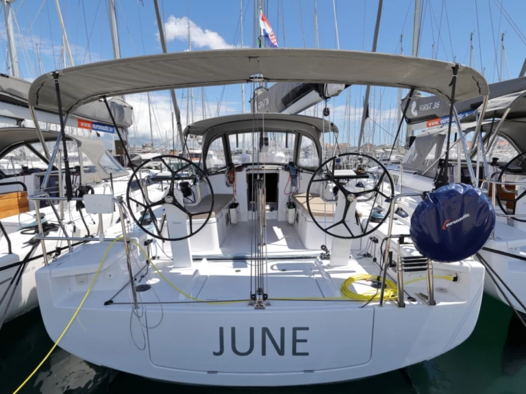 Bénéteau First 36 charter bareboat eller skeppad i Biograd Na Moru