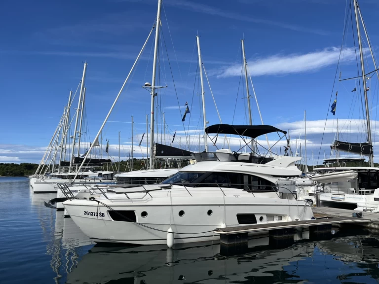 Uthyrning Motorbåt  Bavaria med en båtlicens 