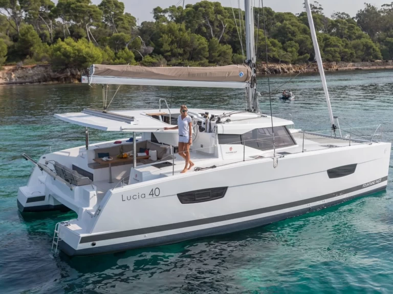 Hyr en Fountaine Pajot Lucia 40 Cogolin 