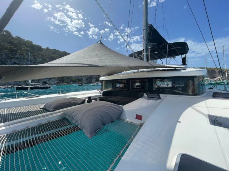 Lagoon Lagoon 52F ( + crew)  charter bareboat eller skeppad i Santa Eularia des Riu
