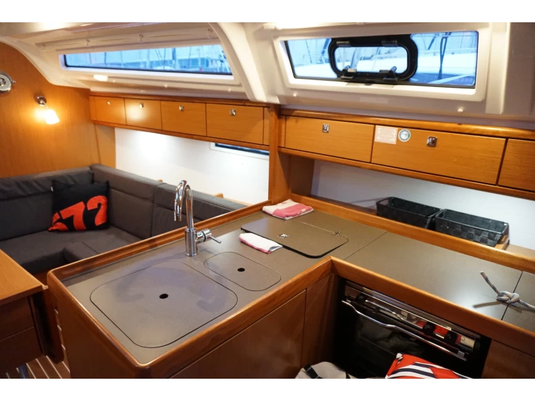 Hyr en Bavaria Cruiser 37 Lemmer 