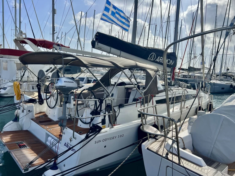 Jeanneau Sun Odyssey 380 charter bareboat eller skeppad i Kos 