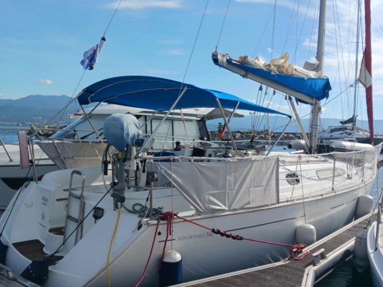 Uthyrning Segelbåt  Jeanneau med en båtlicens 