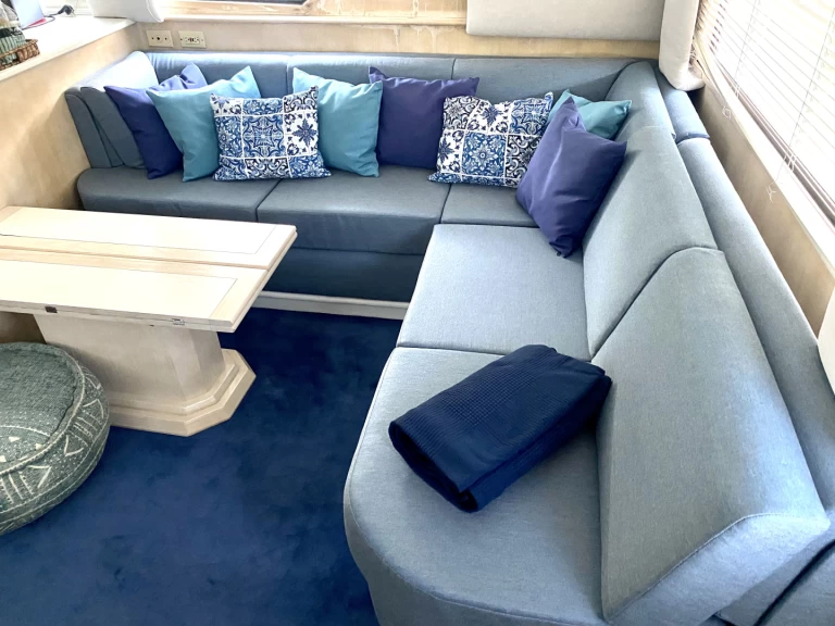 Yacht charter Elliniko  billig Hatteras 50 Convertible