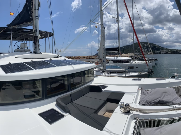 Hyra Katamaran  med eller utan skeppare Lagoon Santa Eularia des Riu 