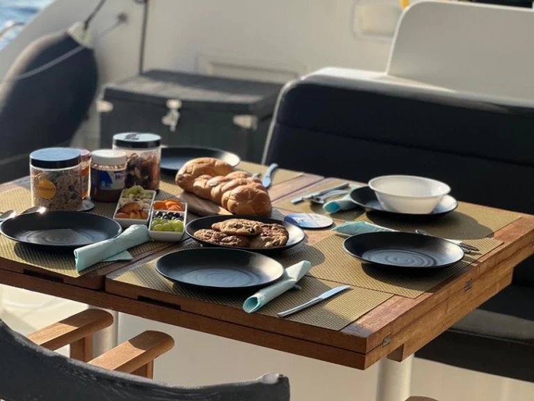 Lagoon Lagoon 46 charter bareboat eller skeppad i Toúrlos