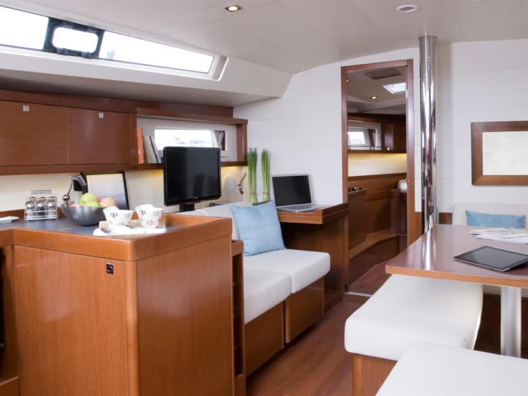 Hyr en Bénéteau Oceanis 45 Kos  