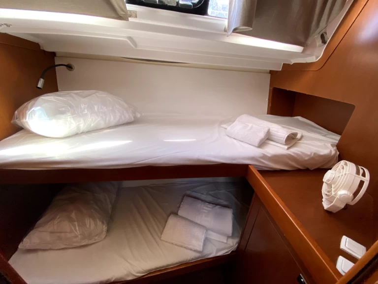 Bénéteau Oceanis 48 charter bareboat eller skeppad i Rhodes (City)