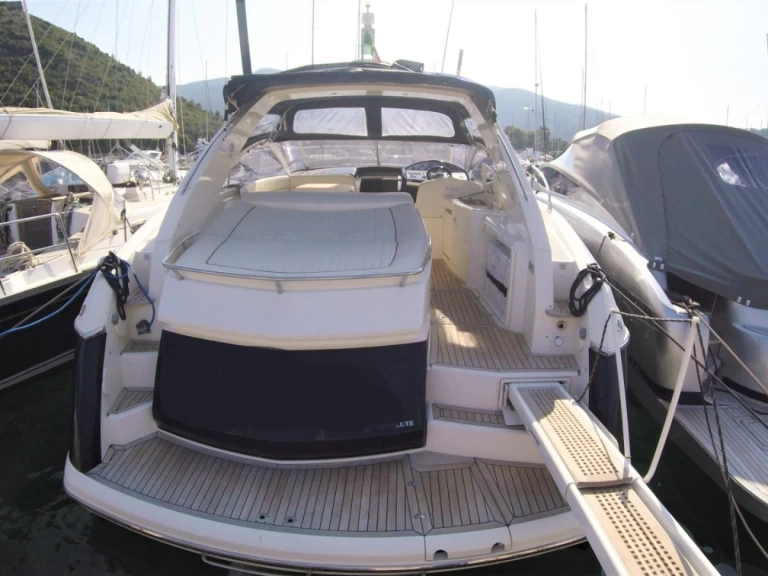 Absolute Absolute 41 charter bareboat eller skeppad i Terracina