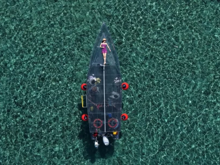 Hyr en Custom Made Clear boat Kerí 