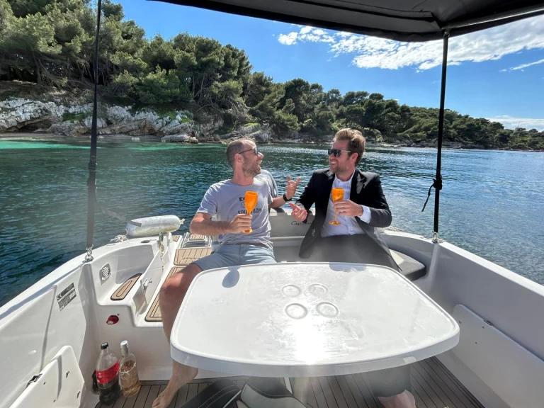 B2 Marine Ws 702 charter bareboat eller skeppad i Vieux Port Golfe-Juan