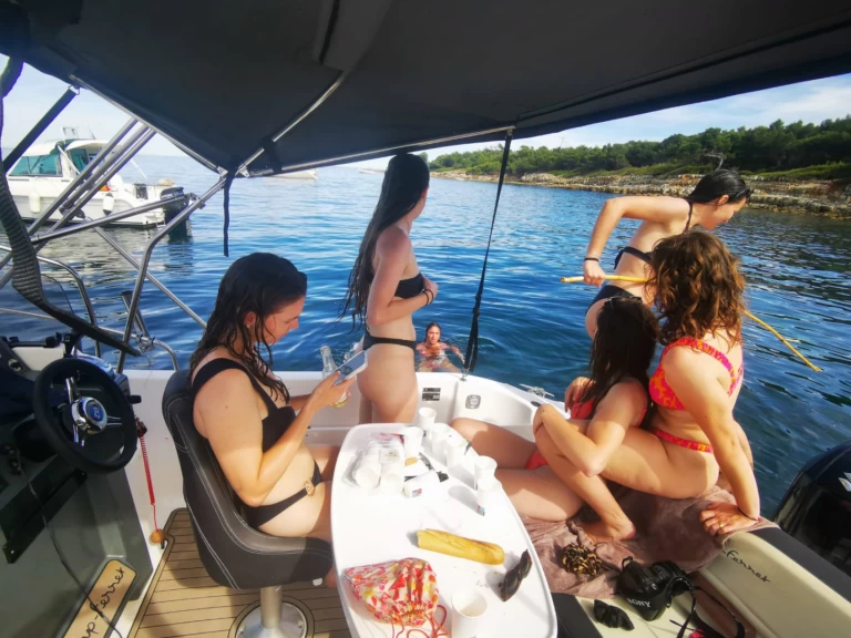 Hyr en B2 Marine Ws 702 Vieux Port Golfe-Juan 