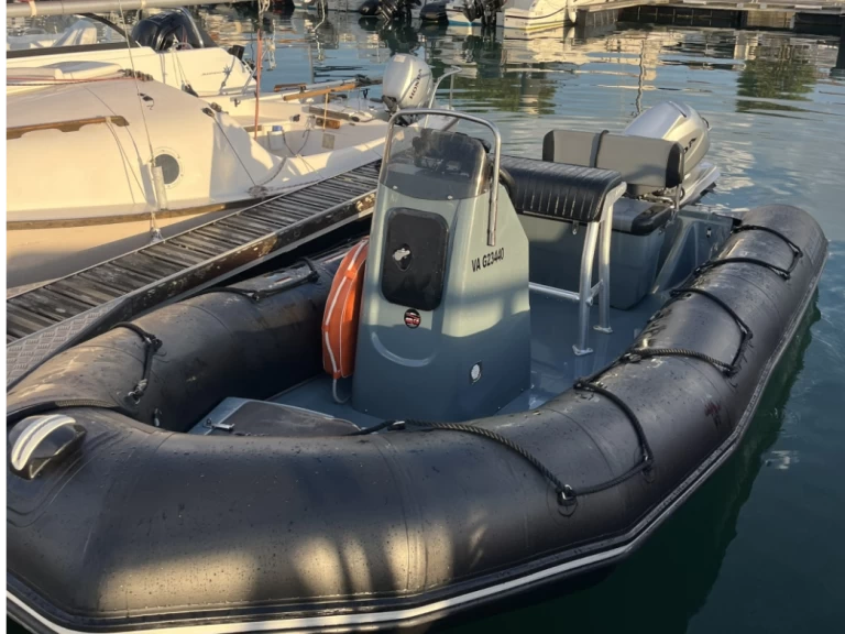 Bombard Explorer 500 charter bareboat eller skeppad i L'Herbaudière