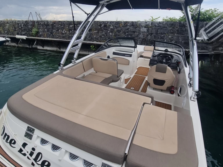 Uthyrning Motorbåt  Bayliner med en båtlicens 