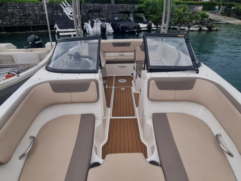 Bayliner VR5 charter bareboat eller skeppad i Amphion-les-Bains