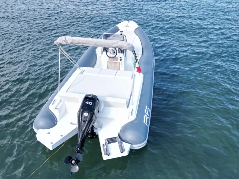 Uthyrning RIB Renier med en båtlicens 