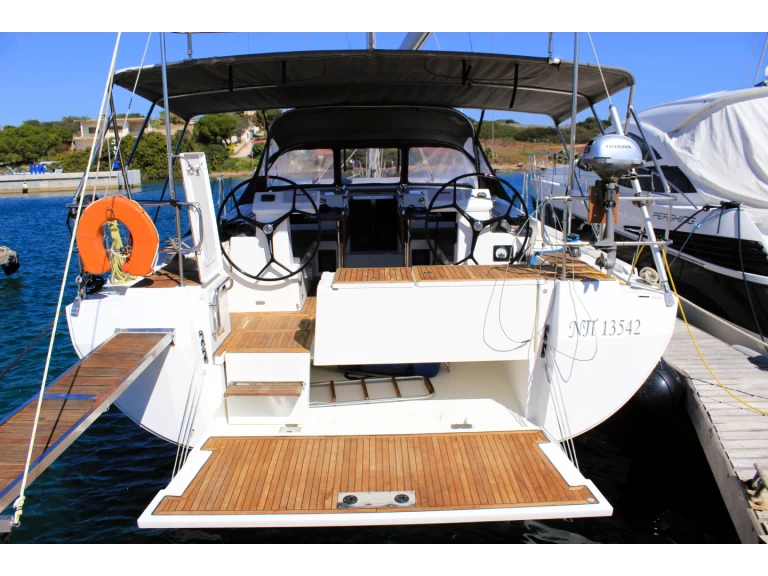 Hyr en Bavaria Bavaria C45 Lavrio 