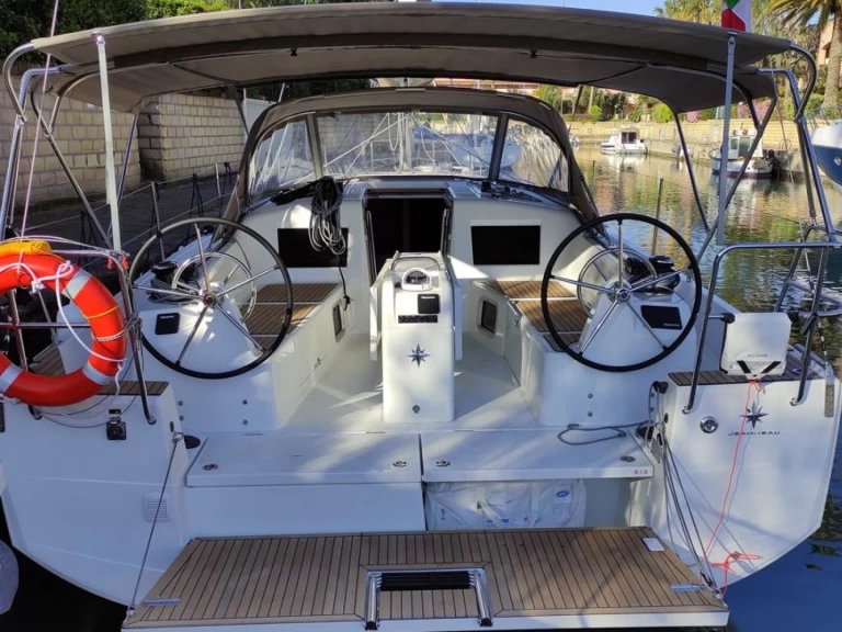 Hyr en Jeanneau Sun Odyssey 410 Furnari 