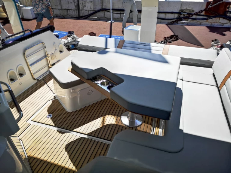 Hyra Motorbåt  med eller utan skeppare Bénéteau Pula  