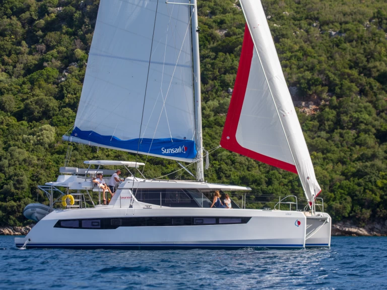 Leopard Leopard 45 charter bareboat eller skeppad i Marina (City)