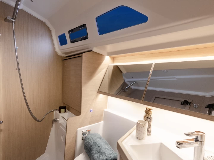 Bénéteau Sunsail 42 charter bareboat eller skeppad i Road Town