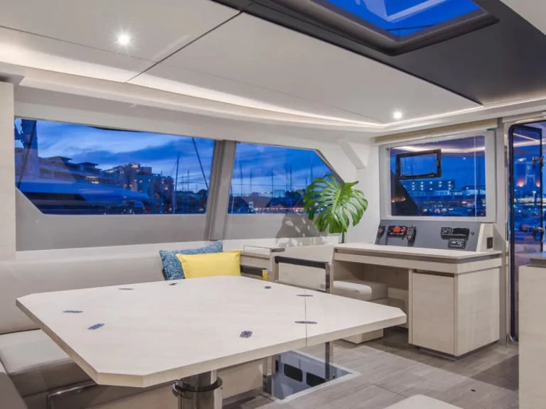 Hyra Katamaran  med eller utan skeppare Leopard Antigua Island 