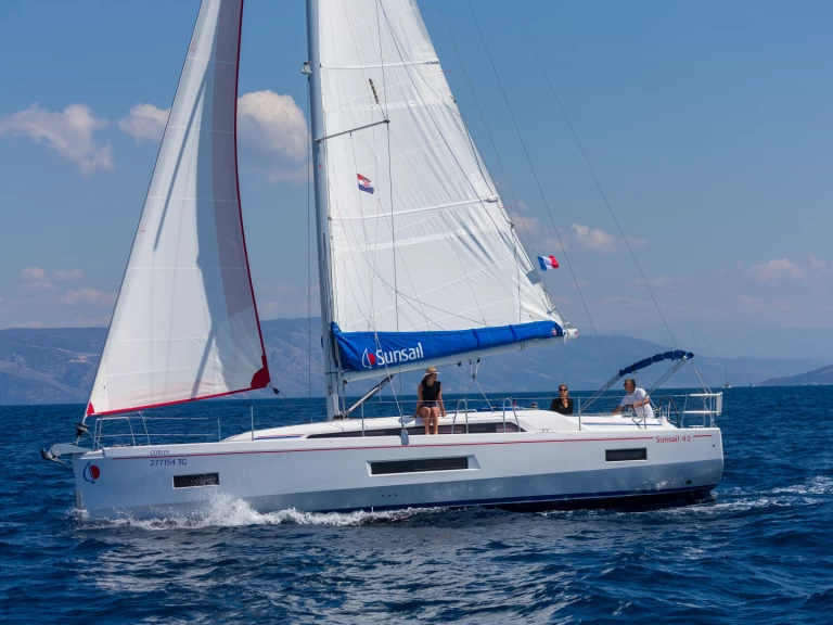 Bénéteau Sunsail 42 charter bareboat eller skeppad i Marina (City)