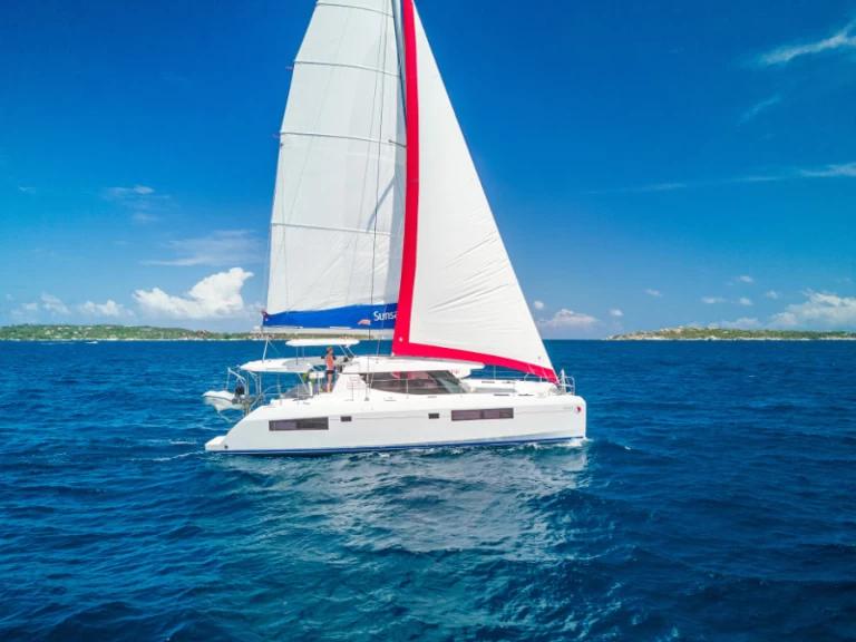 Leopard Leopard 45 charter bareboat eller skeppad i Raiatea