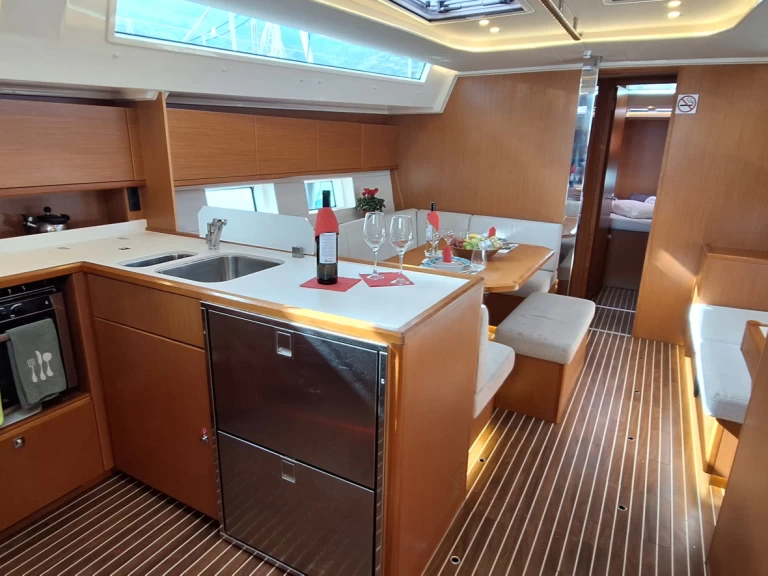 Segelbåt  för uthyrning Nikiána till det bästa priset 