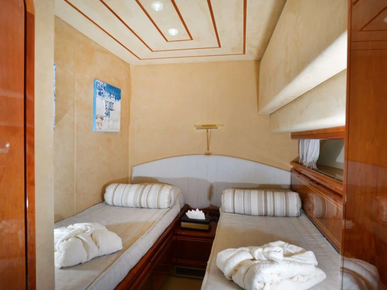Hyr en Ferretti Ferretti 80 Gouvia 