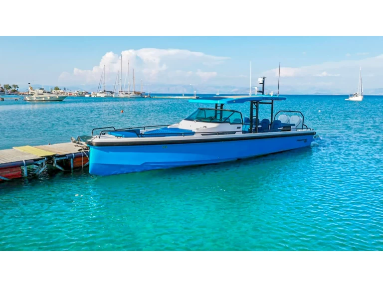 Axopar Axopar 37 Sun Top (1 cabin) charter bareboat eller skeppad i Gouvia