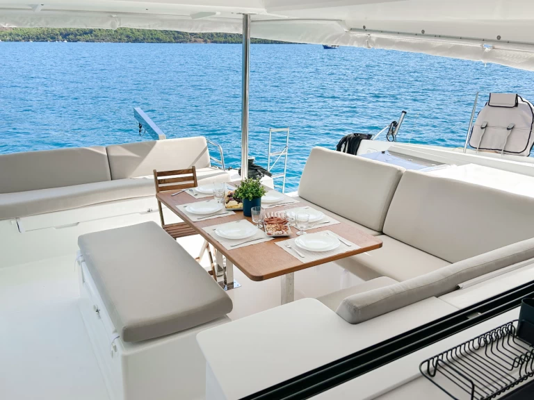 Hyra Katamaran  med eller utan skeppare Fountaine Pajot Adaköy 