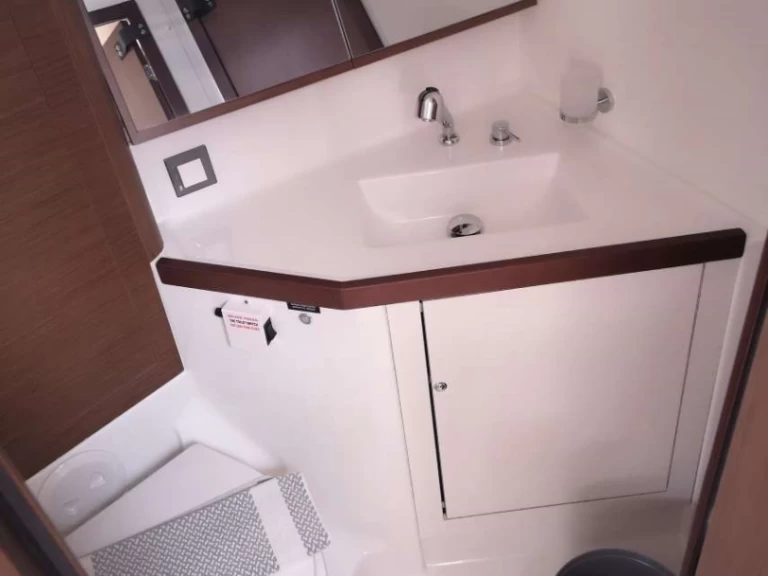 Bénéteau Oceanis 46.1 charter bareboat eller skeppad i Lavrio