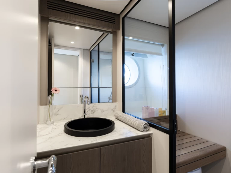 Uthyrning Motorbåt  Azimut med en båtlicens 