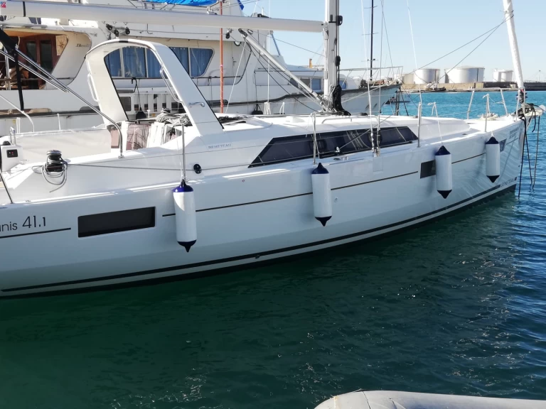 Segelbåt  för uthyrning Vibo Marina till det bästa priset 