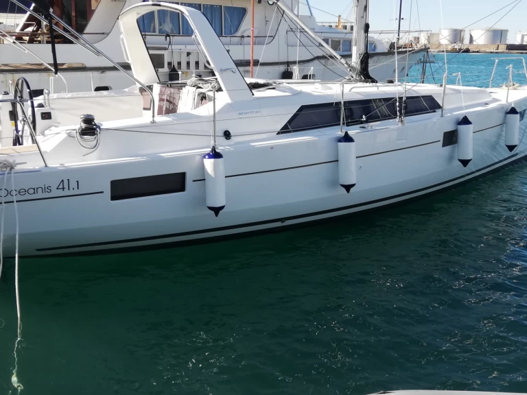 Bénéteau Oceanis 41.1 charter bareboat eller skeppad i Vibo Marina